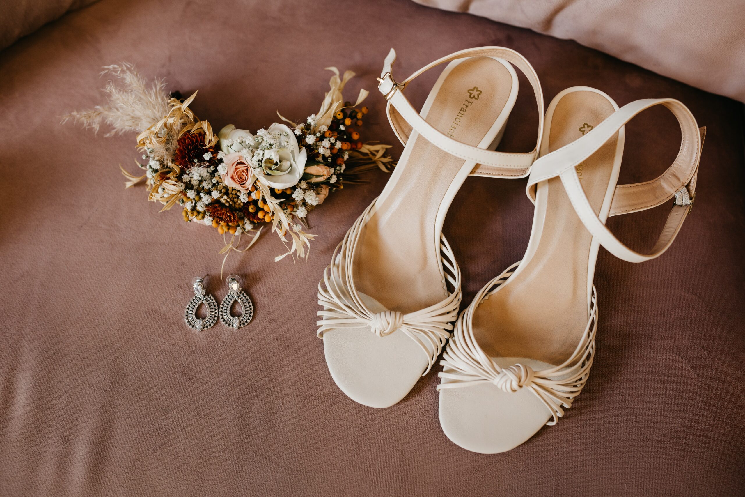 weiße Brautschuhe, Ohrringe und Haarschmuck