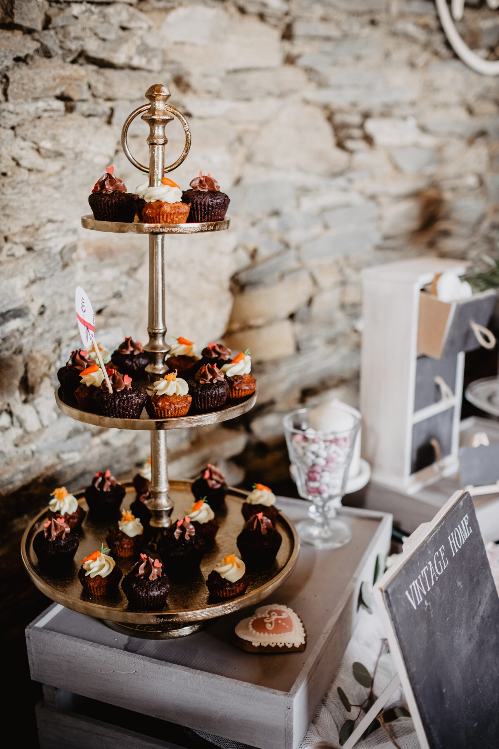 Candy Bar mit Etagere und kleinen Muffins